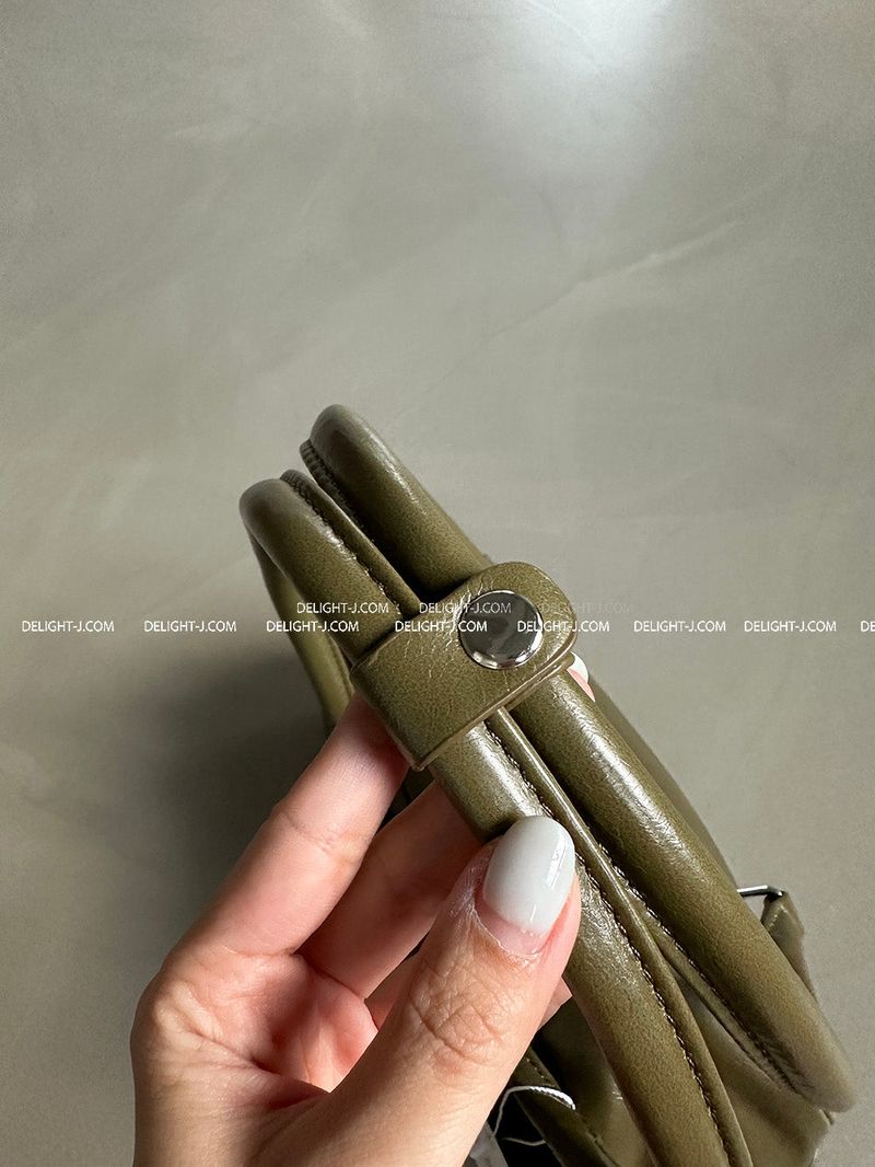 Mute Pocket Back Shoulder Bag