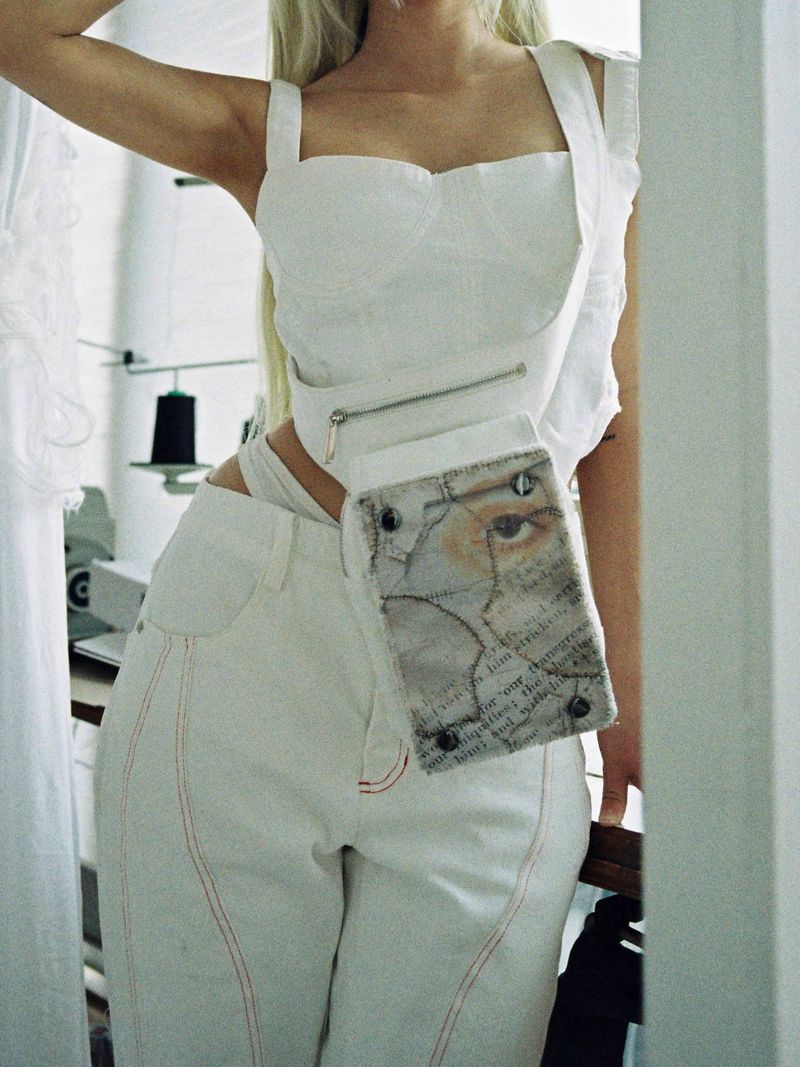 ARTLESS MINI BODYBAG WHITE