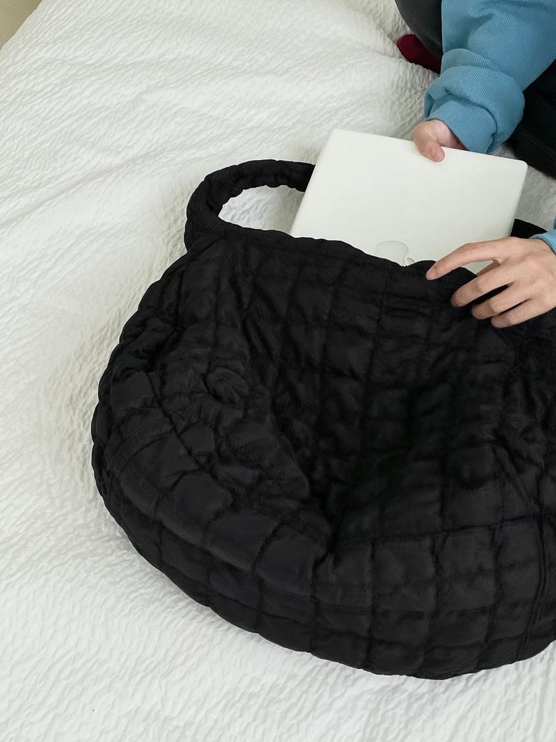 Pompom quilting shoulder bag
