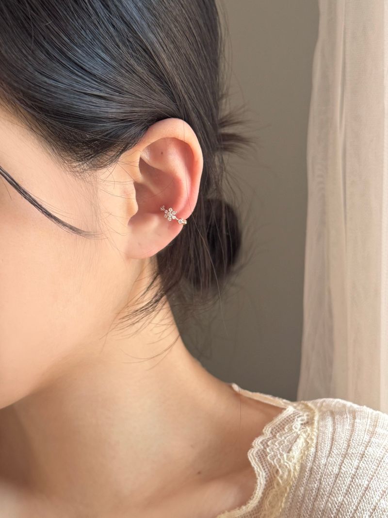 Cubic Flower Ear Cuff / 2 Colors / Bracelet Simple Daily Point Spring