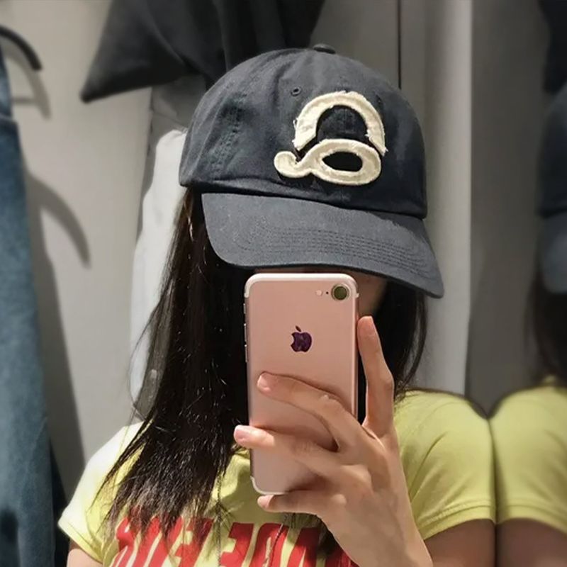 Q's（キューズ）の「ウォッシュド ロゴ ボールキャップ（チャコール／ホワイト）（帽子）」