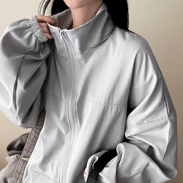 hijjoo（ハイチュー）の「Ronnie Boxy High-Neck Slit Plain Windbreaker Jumper（Tops）」