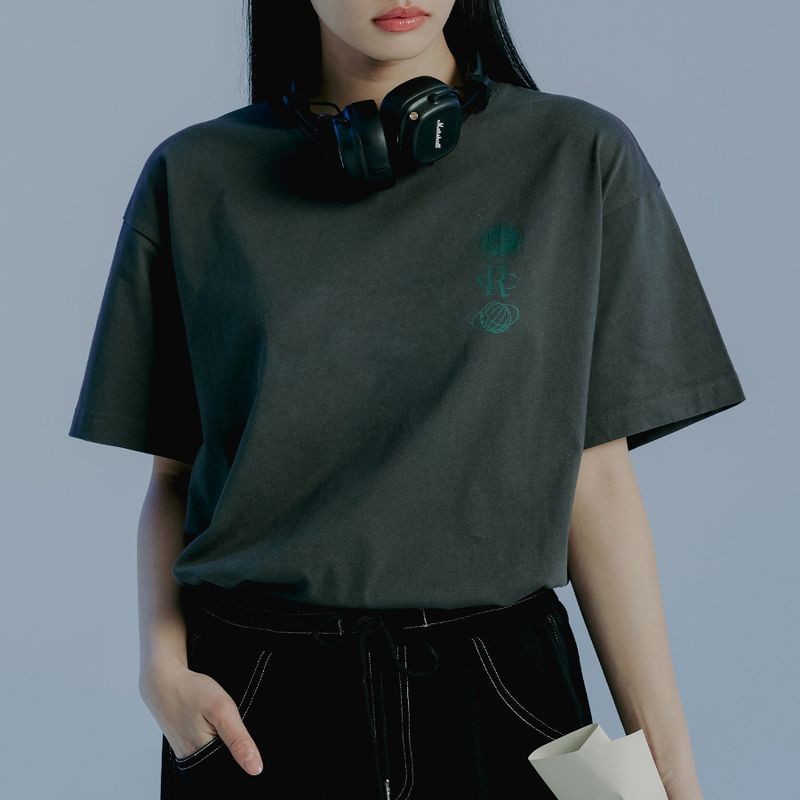 ROMANTIC CROWN(ロマンティッククラウン)の「UNIVERSE EARTH TEE SHIRT_CHARCOAL(Tops)」