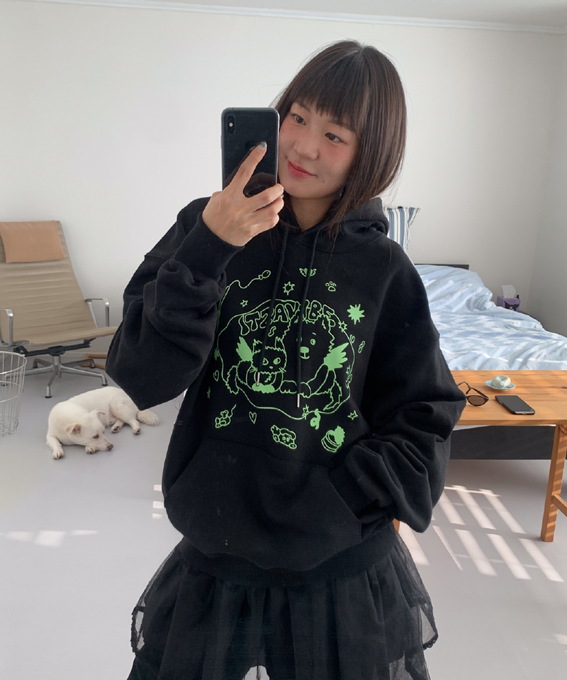 ITZAVIBE（イッザバイブ）の「CAT&DOG IN SWEET HOME HOODIE - BLACK（Tops）」