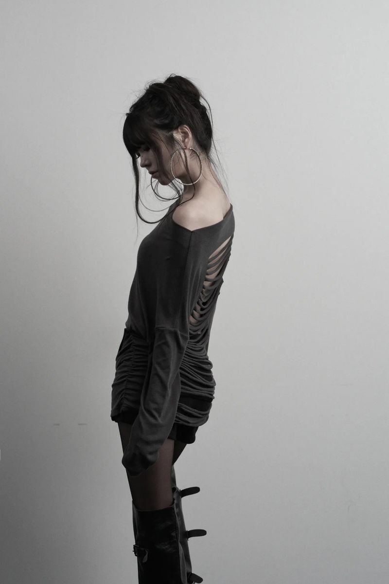 [label] back damage off-shoulder top (charcoal)