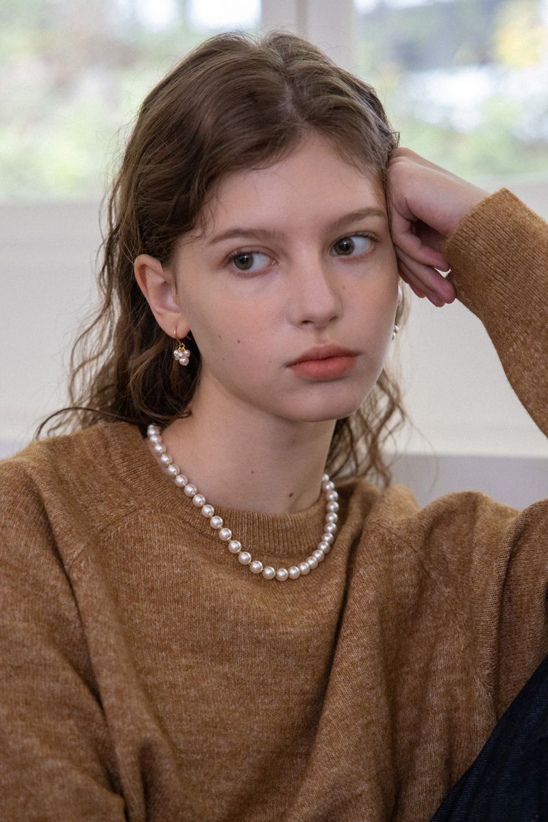 Voluminous white pearl necklace