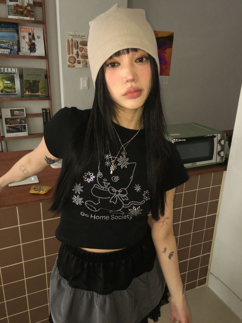 ITZAVIBE（イッザバイブ）の「GO HOME SOCIETY CAT CROP T SHIRT - BLACK（Tops）」