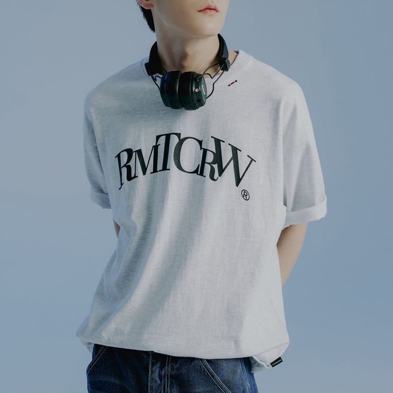 ROMANTIC CROWN(ロマンティッククラウン)の「RECENT ARCH LOGO TEE SHIRT_LIGHT GREY(Tops)」