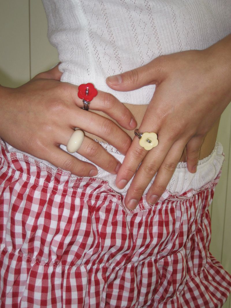 it doesn't matter.(イットダズントマッター)の「ソーイングボタンリング (Flower, Red)(アクセサリー)」