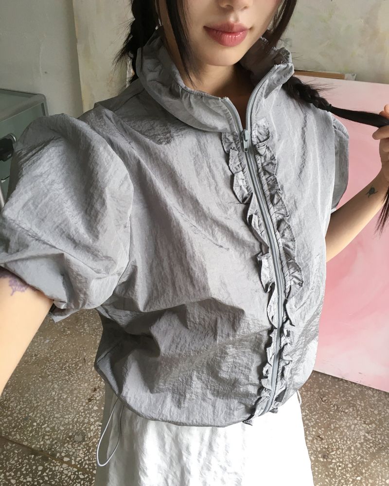 WONDER WONDER（ワンダーワンダー）の「MUNA Frill Puff String Short-Sleeved Zip-Up（Jackets/Outerwear）」
