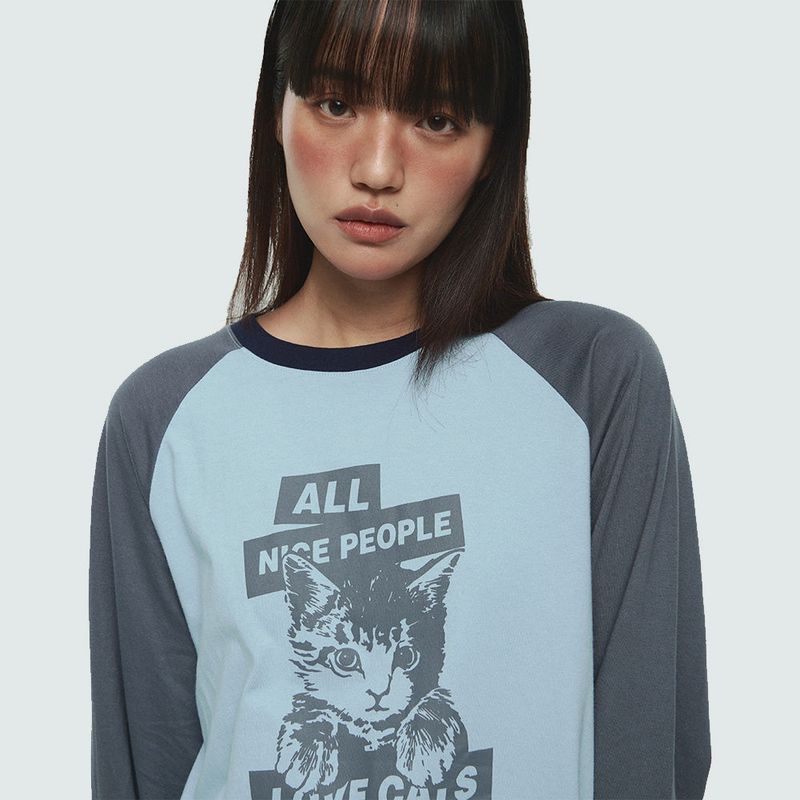 ITZAVIBE（イッザバイブ）の「NICE PEOPLE LOVE CATS RAGLAN LONG SLEEVE - SKY BLUE（Tops）」