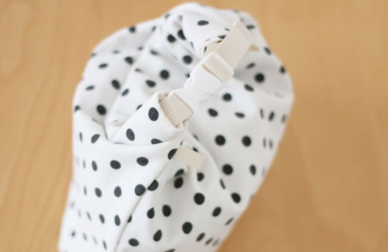 cozy lunch bag - white dot
