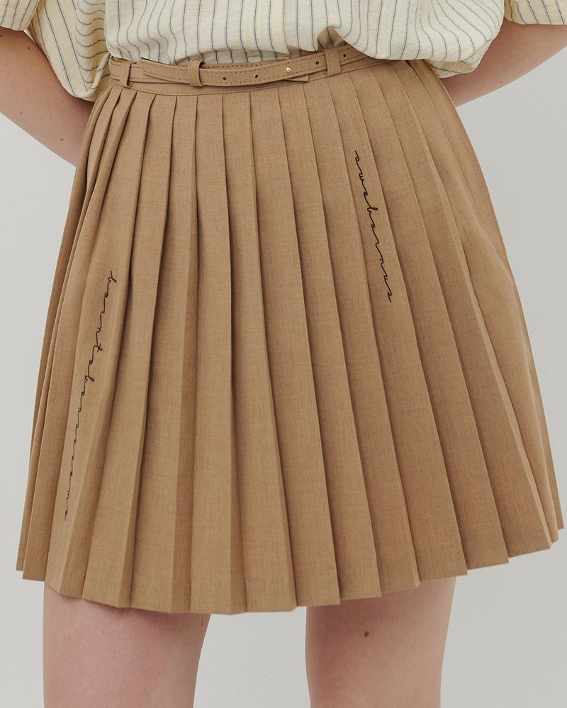 【MADE】LOGO PRINT PLEATED SKIRT [BEIGE]