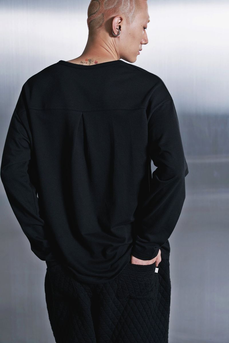 ESSENTIAL PLEAT U-NECK TEE (Black)