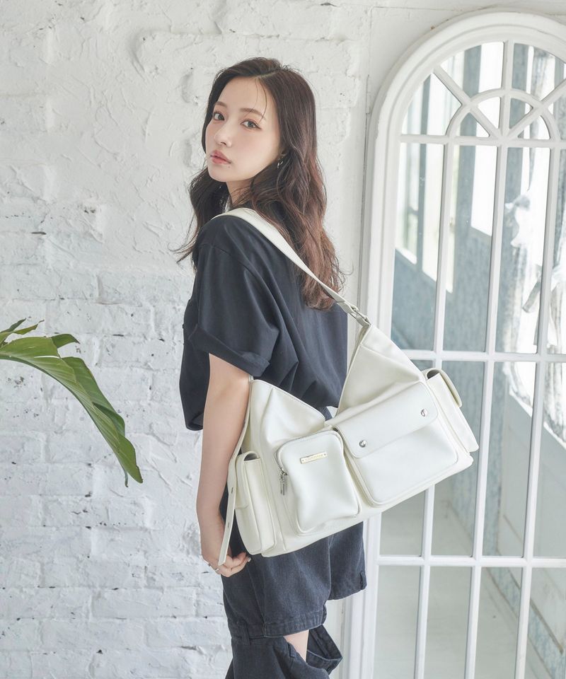 ANDGEEBEE(アンジービー)の「ポケットメッセンジャーバッグ(Bags)」