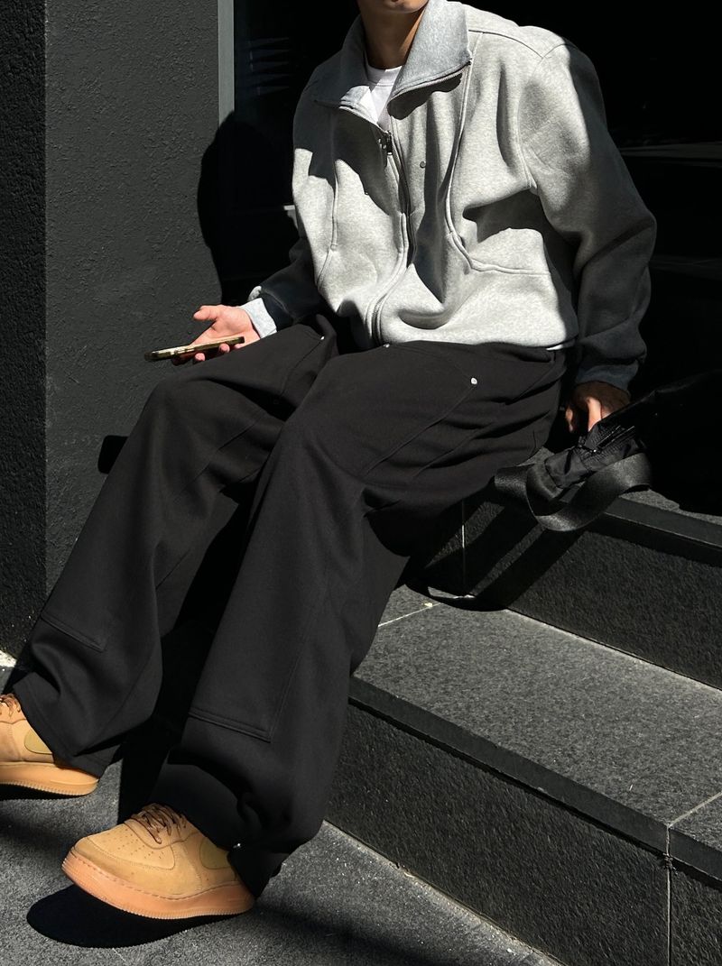 WET DOUBLE KNEE RIVET SWEAT PANTS