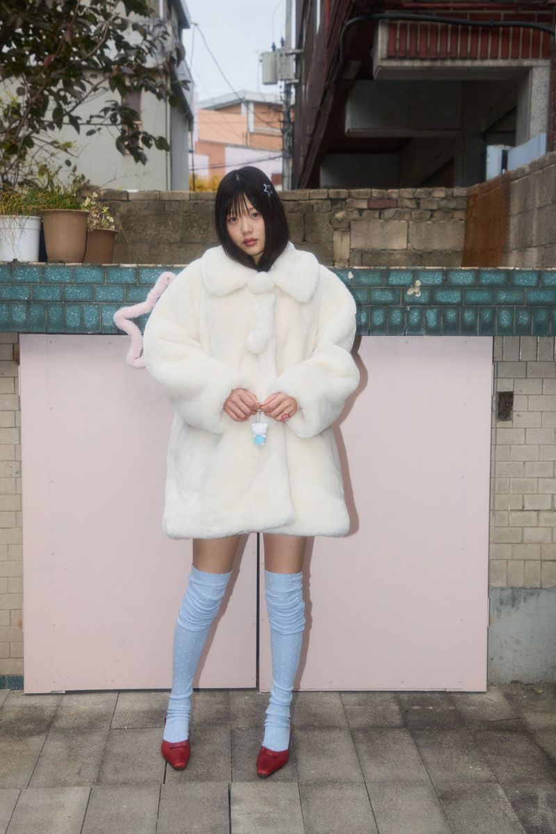 BIG COLLAR POMPOM FUR COAT (IVORY)