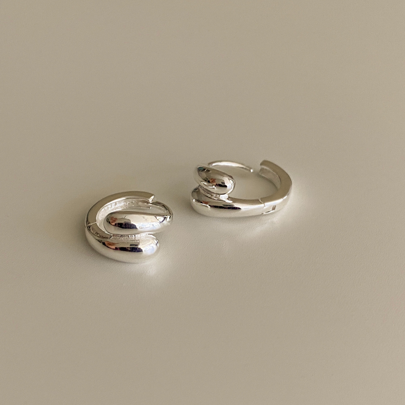 Hug earring (silver)