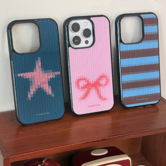 Nineteenfriday（ナインティーンフライデー）の「KNITTED SWEATER MAGSAFE PHONE CASE（Smartphone Accessories）」
