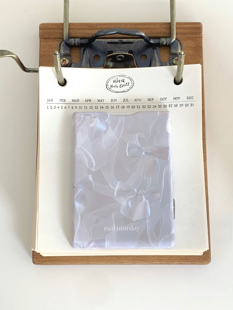 marmurday（マモデイ）の「[MADE] マグセーフホワイトシルバーバレエコアリボンスプリングカードポケット（スマホグッズ/小物）」