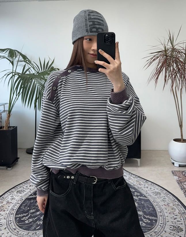 SATIIIZ(サティーズ)の「Cardil Button Stripe Sweatshirt(Tops)」