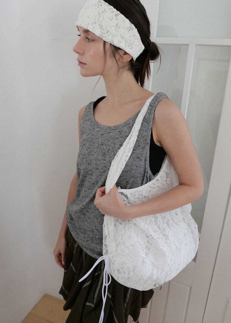 VOOR（ボル）の「[shiwonderful x voor] Floral Lace Shirring Shoulder Bag_White（Bags）」
