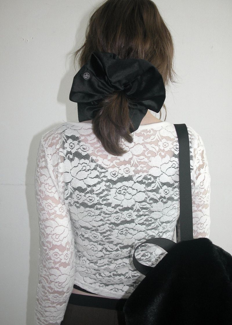 VOOR（ボル）の「マットベルベットシュシュ_ワンポイント_ラージ_ブラック（ヘアアクセサリー）」