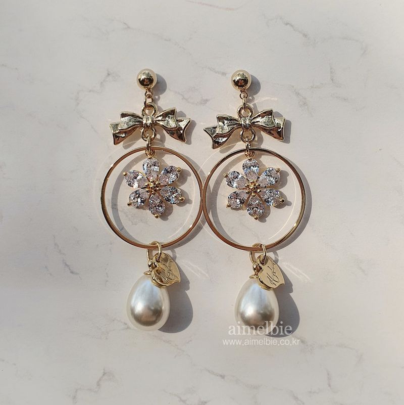 Gold Daisy and Ribbon Earring