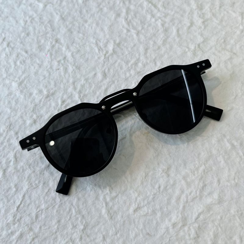 Refined Stud Round Frame