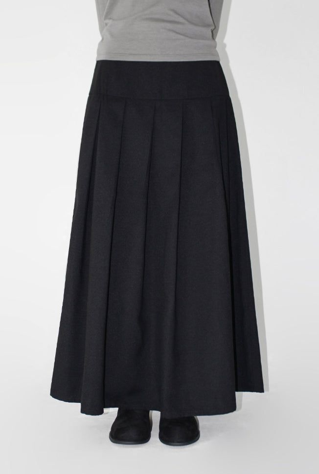 AAKE(アケ)の「FLUID PLEATS LONG SKIRT(Skirts)」
