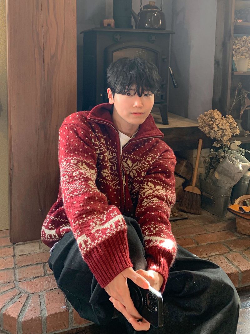 [Premium] Santa reversible Nordic knit zip-up