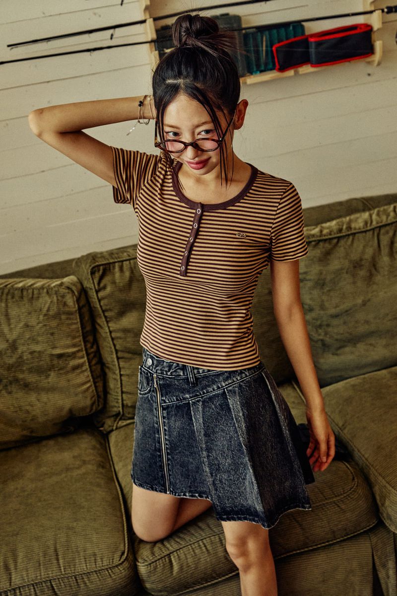 GUBIN（グビン）の「(W) STRIPE HENLEY NECK CROPPED SHORT-SLEEVED T-SHIRT（Tops）」