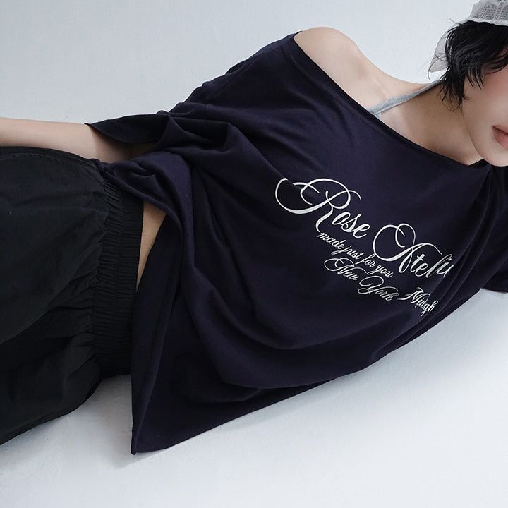 [Robbins] Lettering One Shoulder Short-Sleeved T-shirt - 3 color