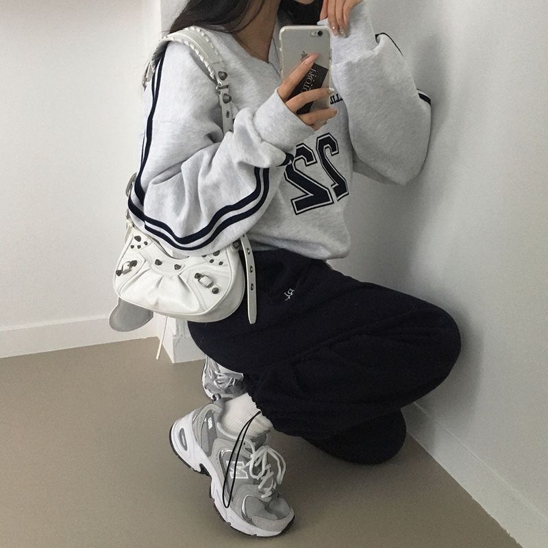 [BELLIDE MADE] Second track V-neck Oversized fit sweatshirt