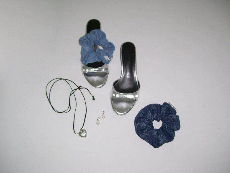 Flower denim scrunchie (Light blue)