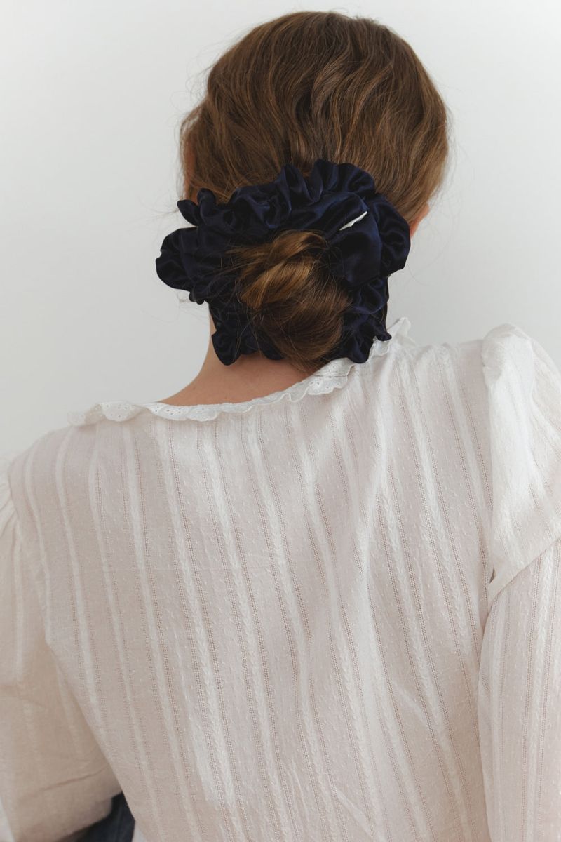 dungeureon（ドゥングロン）の「After Frill Scrunchie (Navy)（Hair Accessories）」