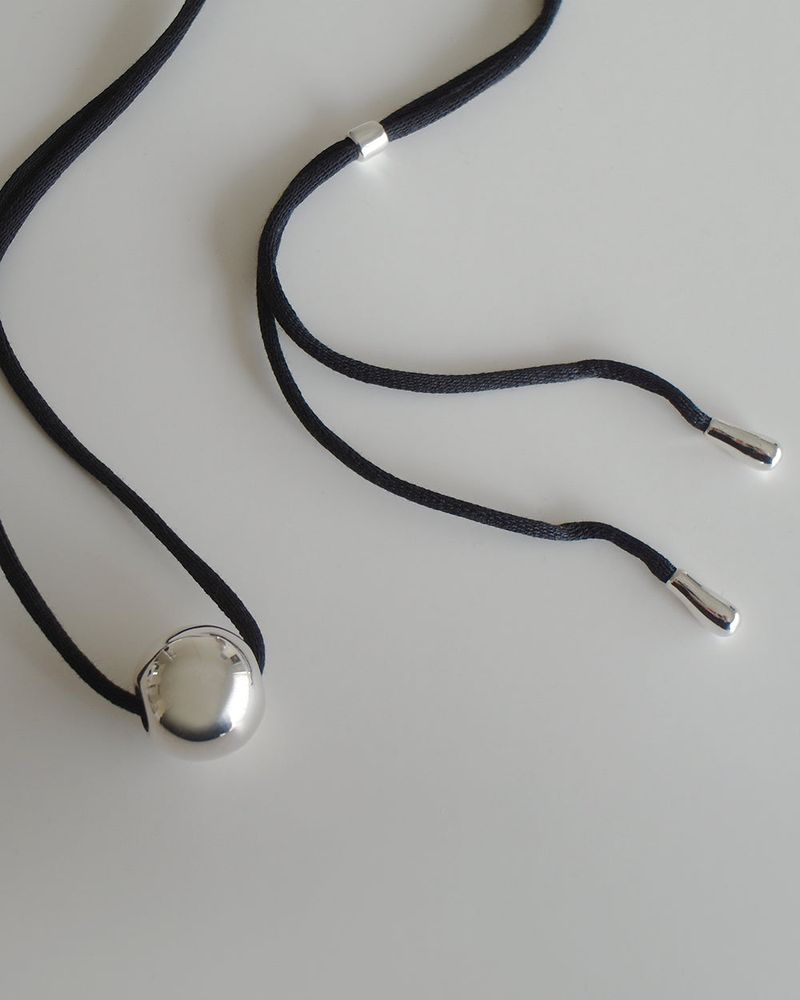 GLOBE STRING NECKLACE