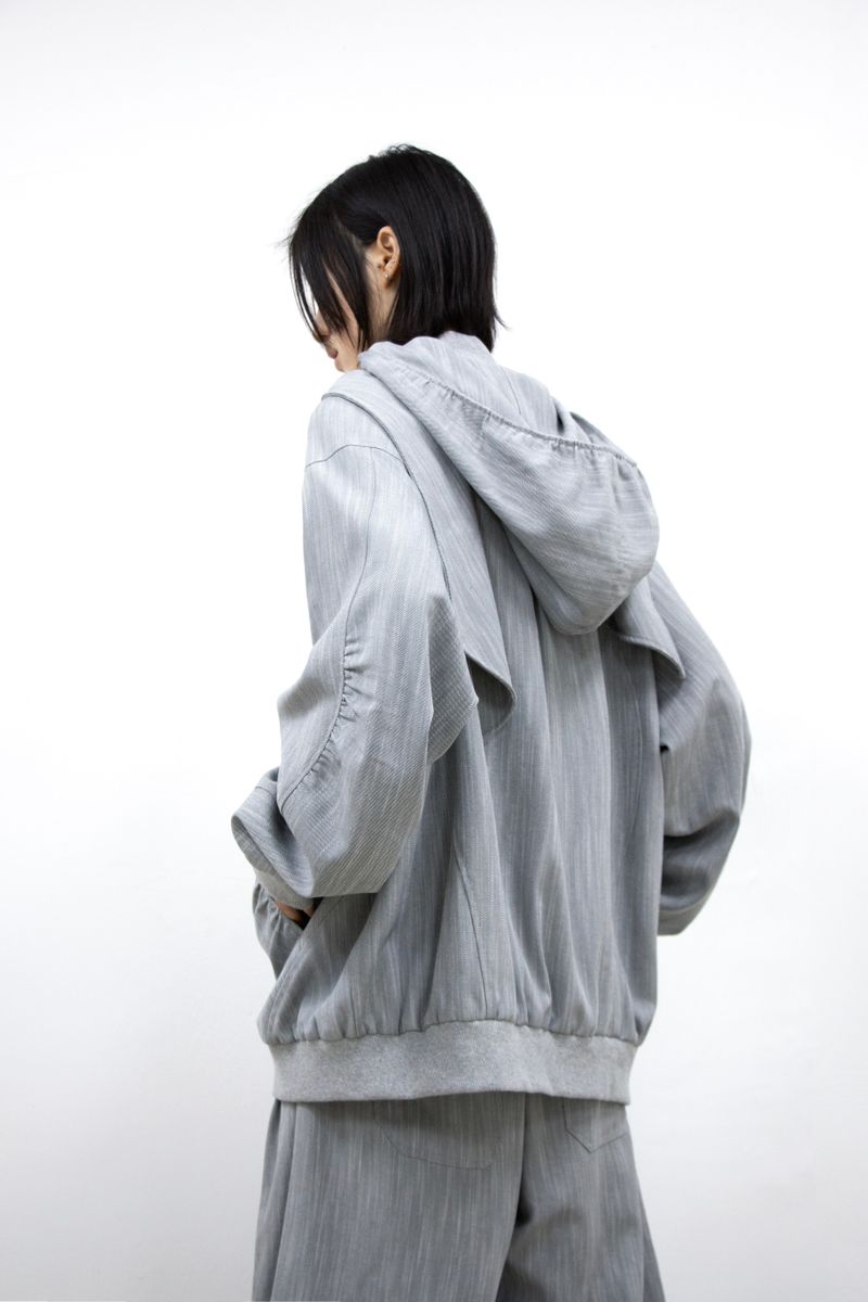 RELABEL (Menglian) デタッチャブルフーディドジャケットウィズサブトルストライプテクスチャーアンドウェービープリーツ, モダナイズド M-A1シルエット
