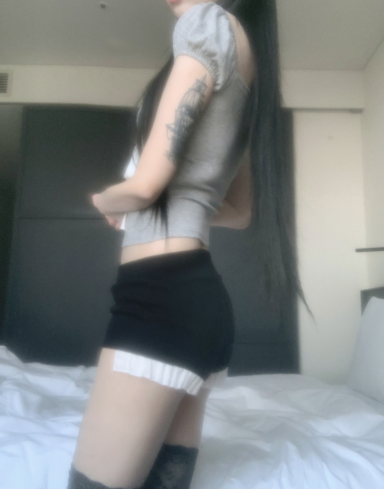 Tinker Lace Low-Rise Shorts (black)