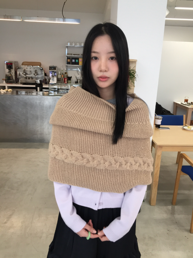 howu（ハウユ）の「マルボンケーブルニットショールウォーマー（4c）（ファッション小物）」