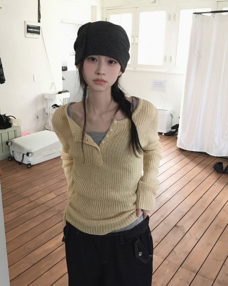 unbutty（アンバティ）の「ソット ウール ボタン ニット（トップス）」