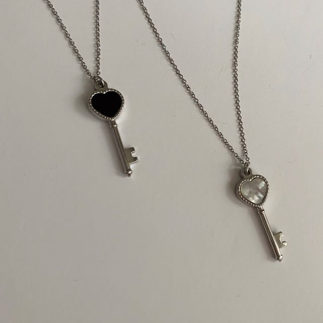 uy Onyx heart key necklace