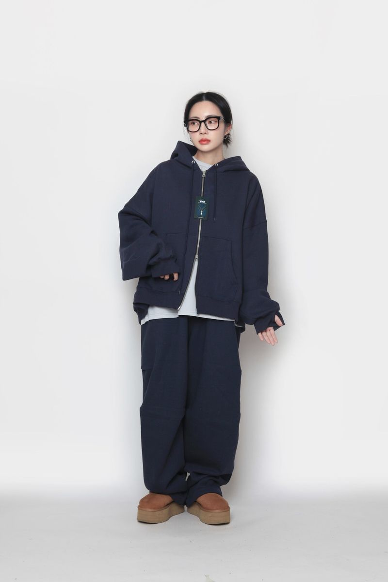Napping hand warmer hooded zip-up