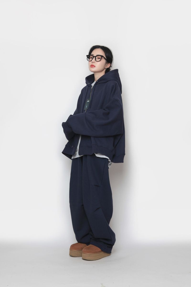 Napping hand warmer hooded zip-up
