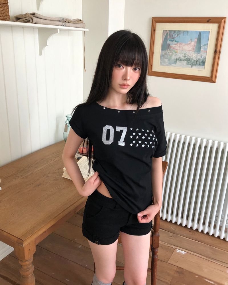 WONDER WONDER（ワンダーワンダー）の「ヤエル スタッズ ワンショルダー Tシャツ（トップス）」