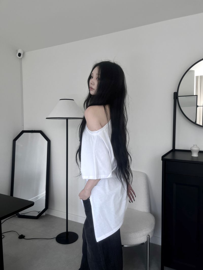 loose fit lettering slit short sleeves