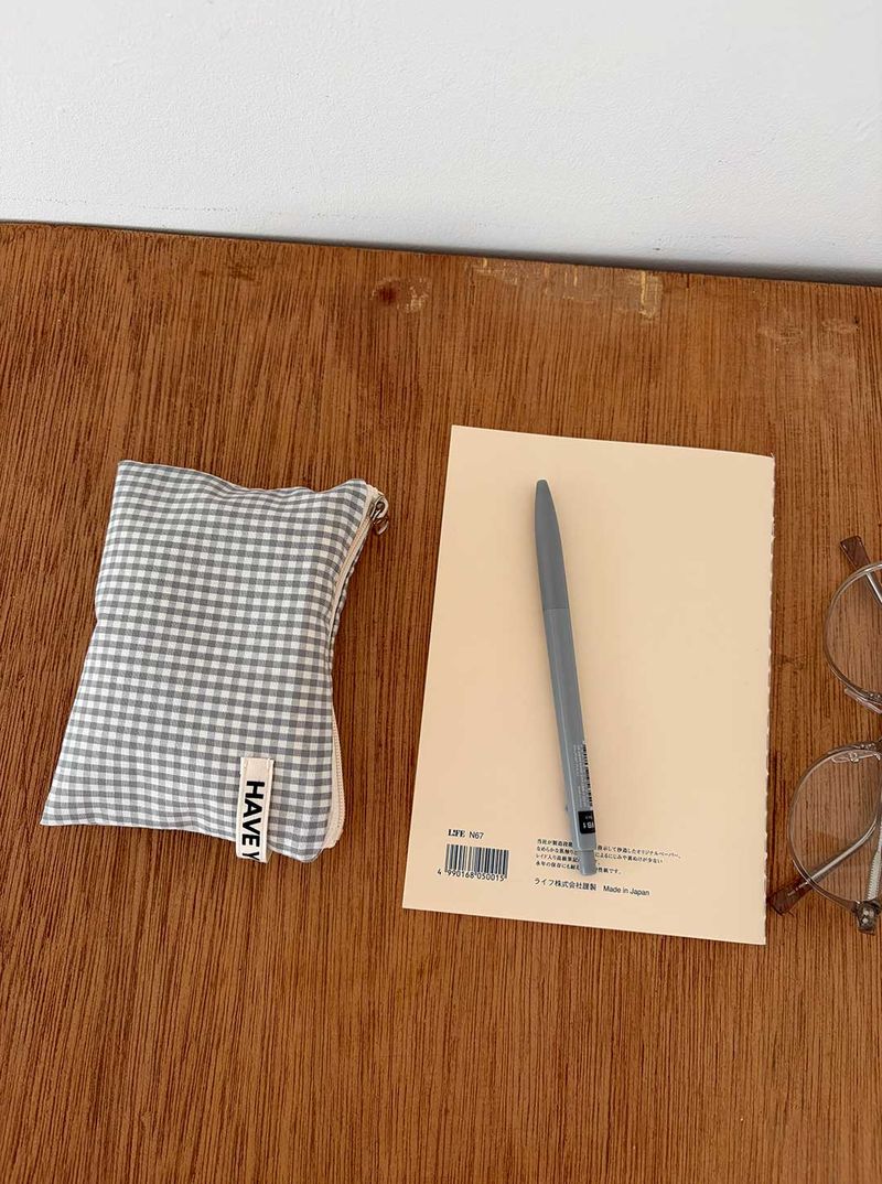 Gingham check flat pouch - gray , M size