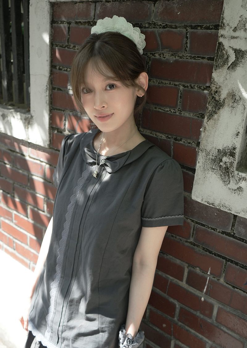 adorntie（アドオンタイ）の「リーン ボウ ブラウス (grey)（トップス）」