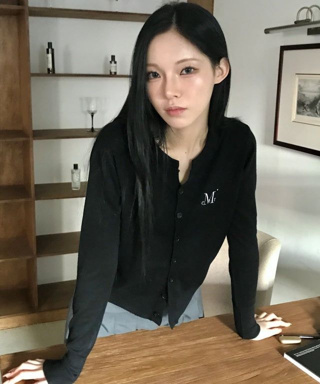 MUCENT（ムセント）の「MARAIS 7ボタンクロップヘンリーネックカーディガン（2色）（トップス）」