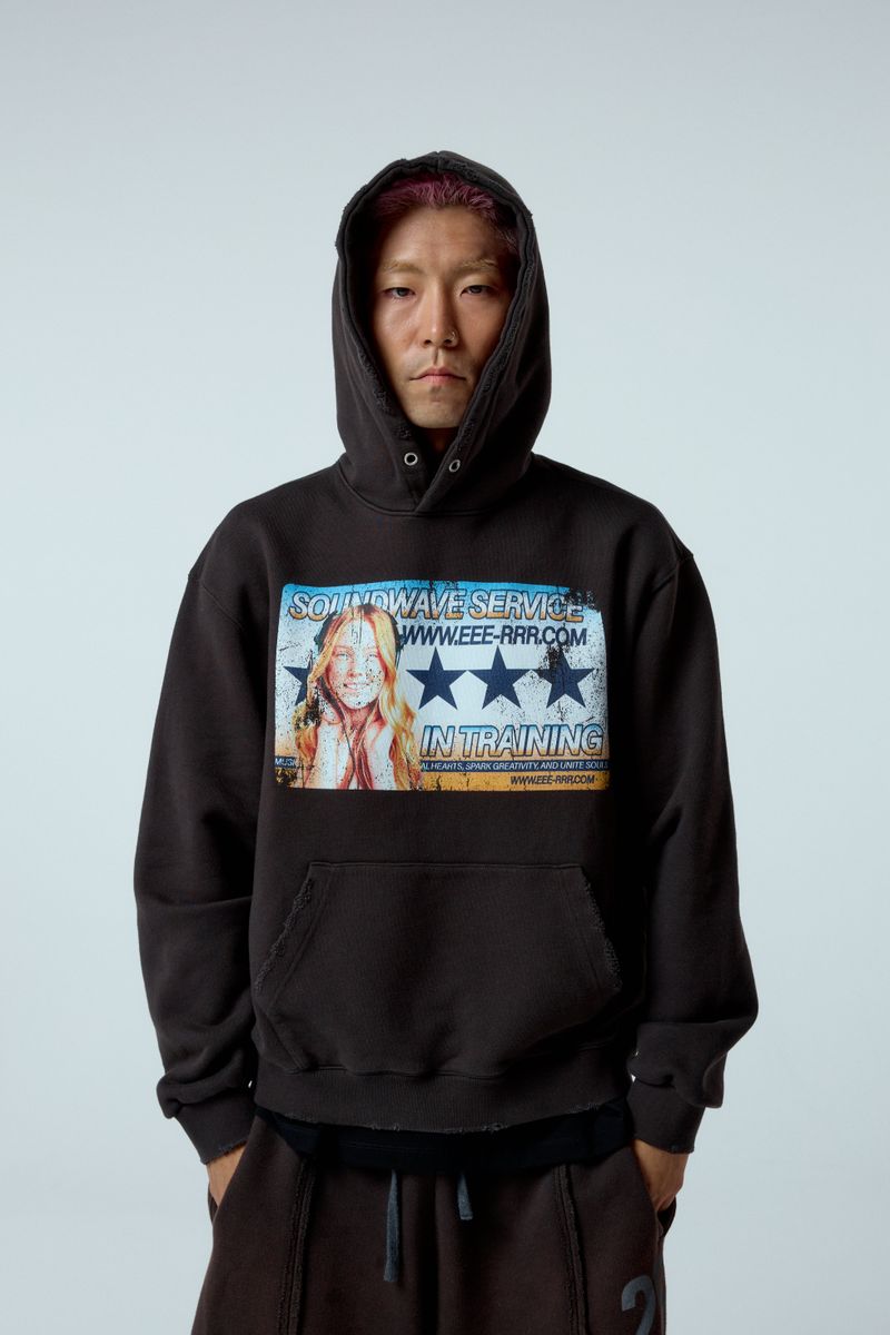 ER(EEERRR)（イーアール）の「ストリートリーグアートワークダメージウォッシュオーバークロップフィットパーカー (チャコール)（トップス）」